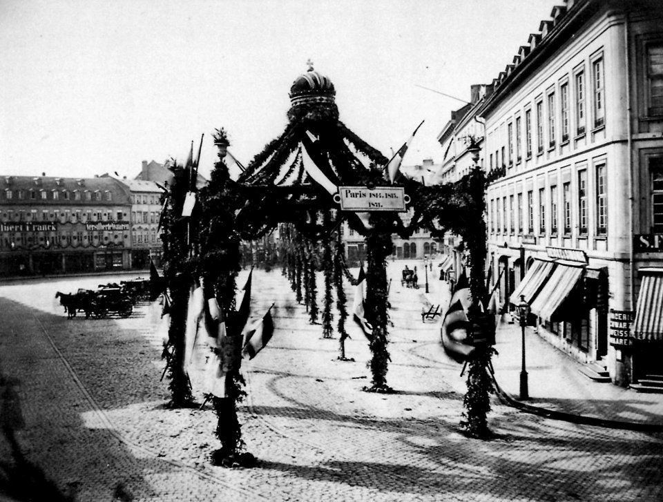 Mylius, Carl Friedrich - Triumphgasse auf dem Roßmarkt in Frankfurt nach dem deutsch-französischen Krieg, Frankfurt (Zeno Fotografie)