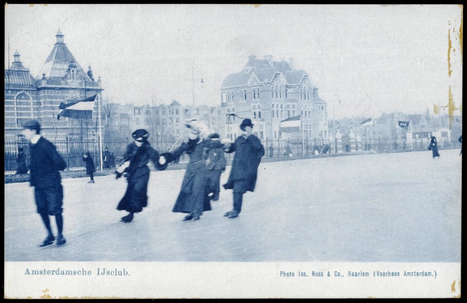 Museumplein, IJsclub.Op de achtergrond de Paulus Potterstraat. Uitgave Nuss & Co. Haarlem, Afb PRKBB00492000014