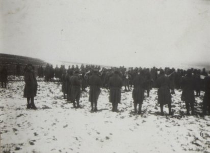 Musikkapelle des I.R.54 spielt vor den Dratverhauen (BildID 15657377)