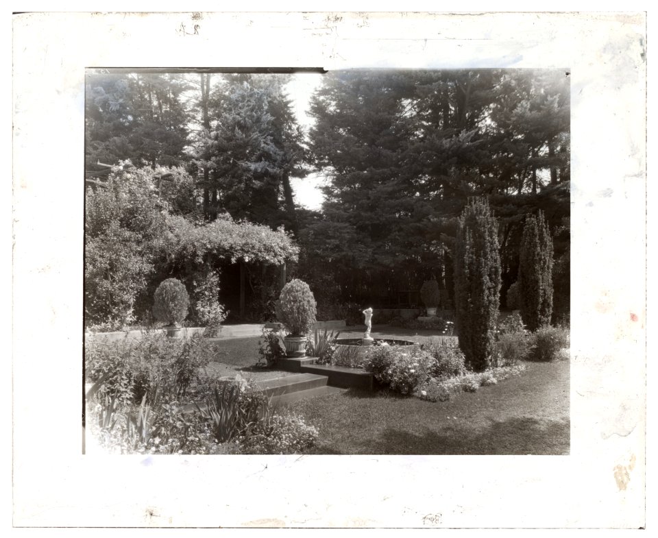 Myron Hunt house, 200 North Grand Avenue, Pasadena, California. Pergola and fountain LCCN2008680069