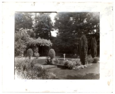 Myron Hunt house, 200 North Grand Avenue, Pasadena, California. Pergola and fountain LCCN2008680069
