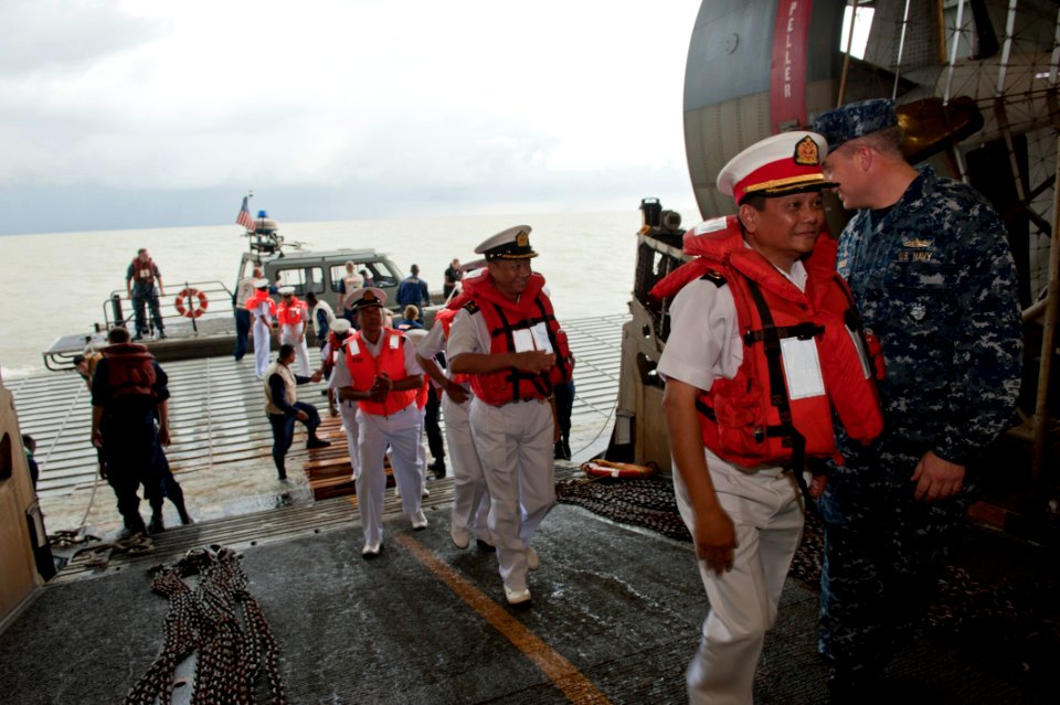 Myanmar officers arrive aboard USS Bonhomme Richard. (8203281056)