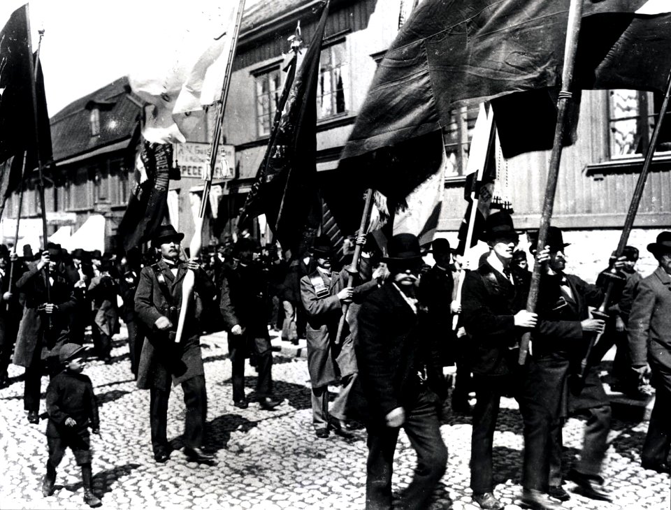 Män i demonstrationståg med fanor. Stockholm, första maj 1902 - Nordiska Museet - NMA.0029850