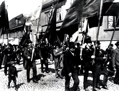 Män i demonstrationståg med fanor. Stockholm, första maj 1902 - Nordiska Museet - NMA.0029850 photo