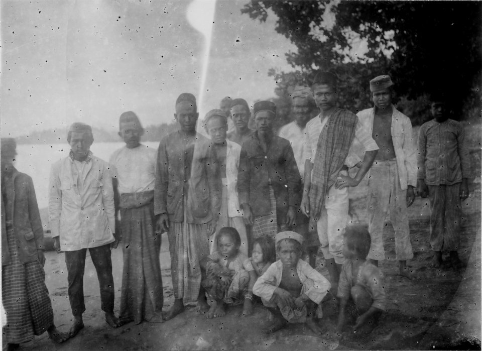 Män och barn vid strand. Sulawesi. Indonesien - SMVK - 010684