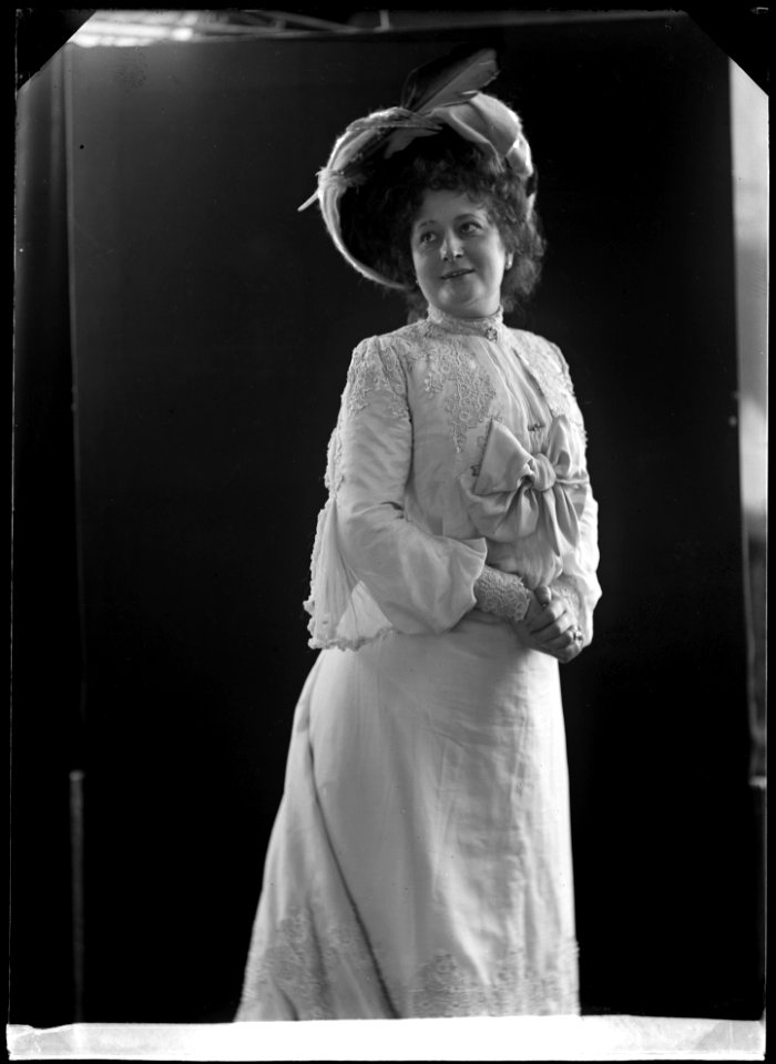 Märta Petrini, opera singer, undated portrait - SMV - GP030