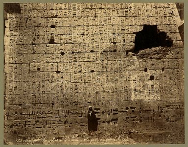 Médinet-Abou. Bas-relief à droite sur la porte du grande temple (Égypte) - Bonfils. LCCN2004667873