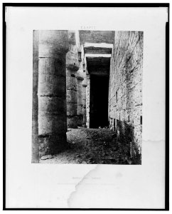 Médînet-Abou (Thèbes) - constructions postérieures - deuxième cour - galerie nord-est (sic) - Félix Teynard. LCCN2001695283