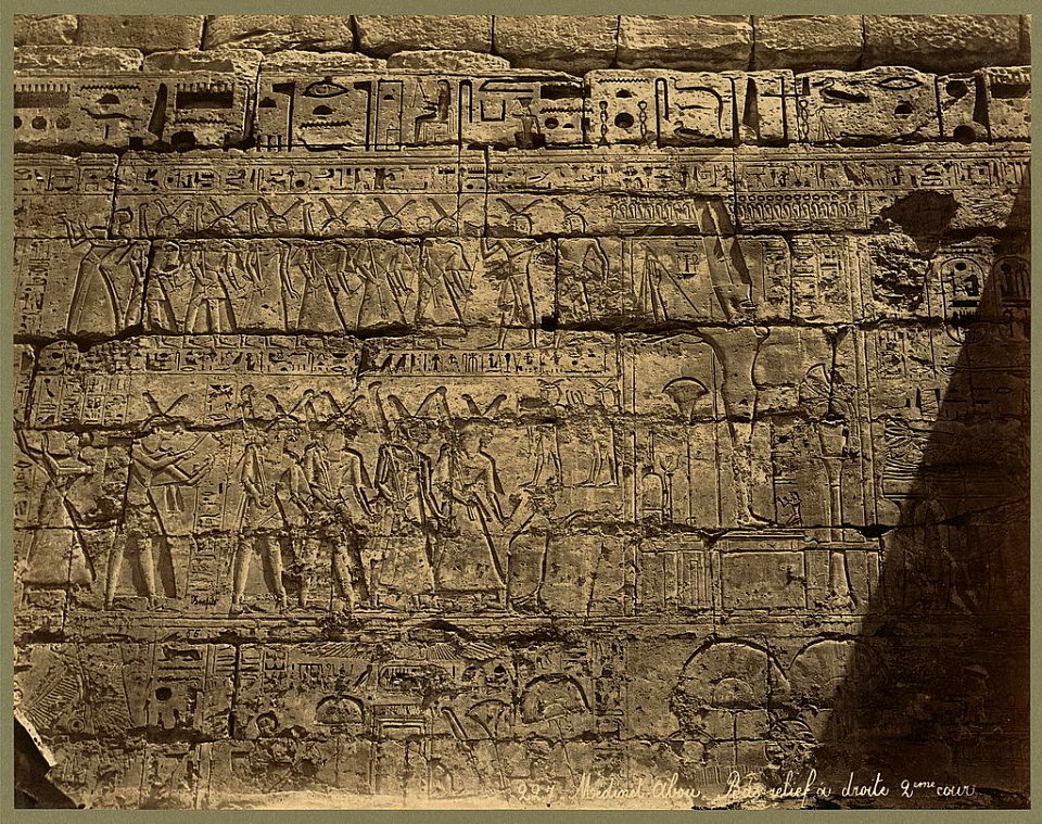 Médinet-Abou. Bas-relief à droite 2eme cour - Bonfils. LCCN2004667875