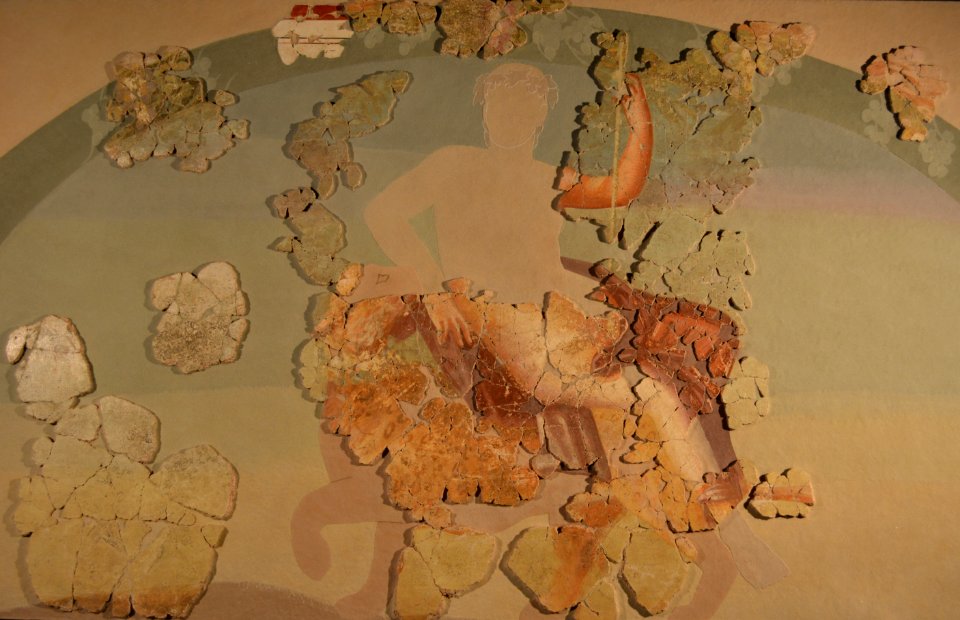 Muurschildering in beschilderd pleister met voorstelling van Dionysos-Bacchus zittend op een panter, 150 tot 250 NC, vindplaats- Tongeren, Kielenstraat, 2006, koer, muur B, collectie Gallo-Romeins Museum Tongeren, GRM 19793a