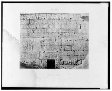 Médînet-Abou (Thèbes) - constructions postérieures - fragment de sculptures sur la face nord-est - Félix Teynard. LCCN2001695280