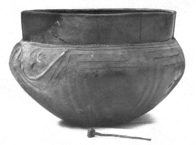Mäanderurne aus der Altmark und Töpferrädchen (Urne 17 cm hoch)