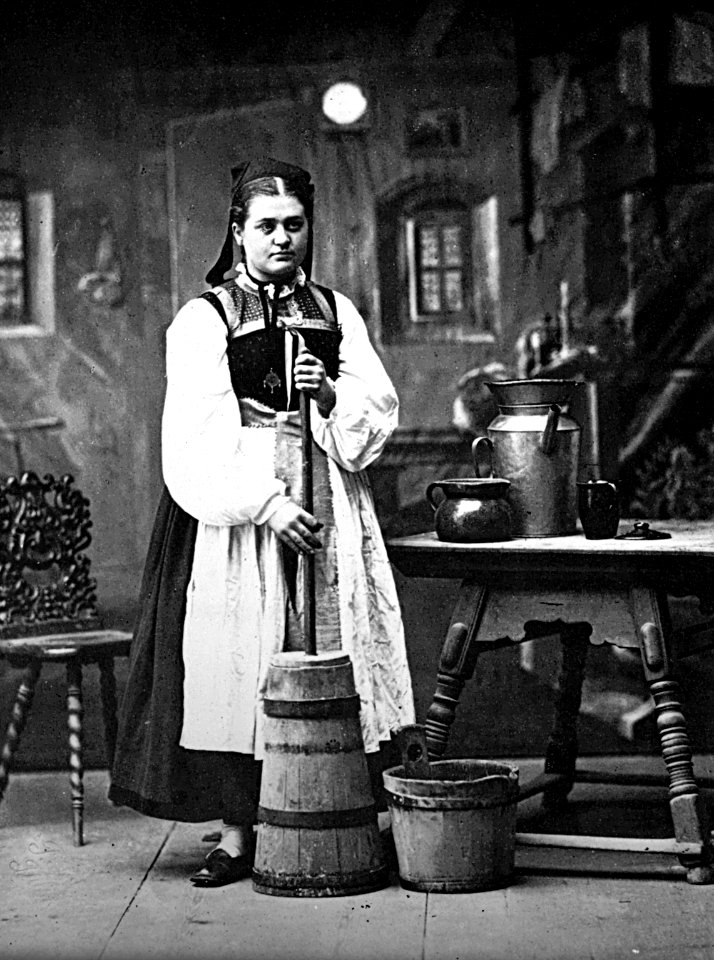 Mähringen - Frau in Sonntagstracht am Butterfass