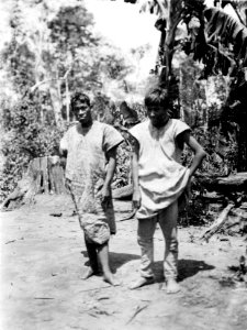 Män i basttygsskjortor. Rio Chapare. Bolivia - SMVK - 005556