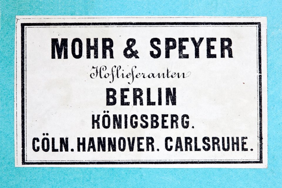 Märke, detalj. Foto till boken: Ett sekel av dräkt och mode ur de Hallwylska samlingarna - Hallwylska museet - 89359