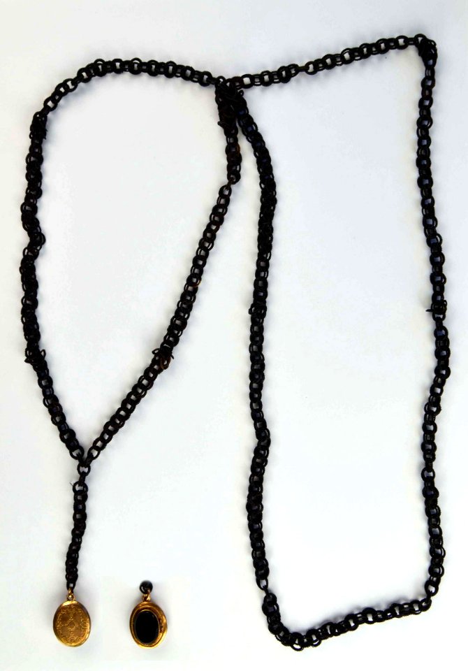 Médaillon en or et onyx monté sur sautoir en crin de cheval