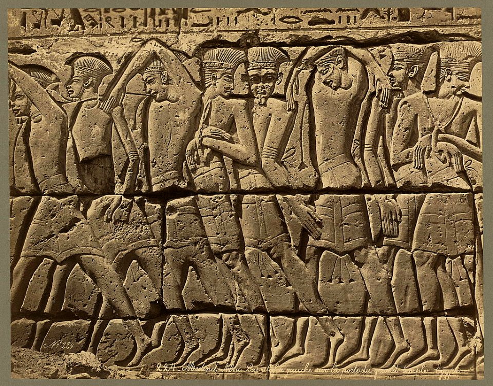 Médinet-Abou. Bas-relief a gauche sur la porte du grande temple, Égypte - Bonfils. LCCN2004667872