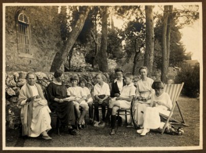 Members of the American Colony in Jerusalem, seated outside at the American Colony summer home at Ein Karim (Ain Karim) LCCN2008676393