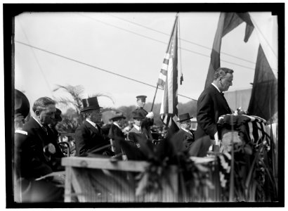 MEMORIAL AMPHITHEATRE, ARLINGTON. CORNERSTONE LAYING. LEFT, ELIOT WOODS; 2ND FROM LEFT, PRESIDENT WILSON; SEC. DANIELS, PRAYING LCCN2016866608