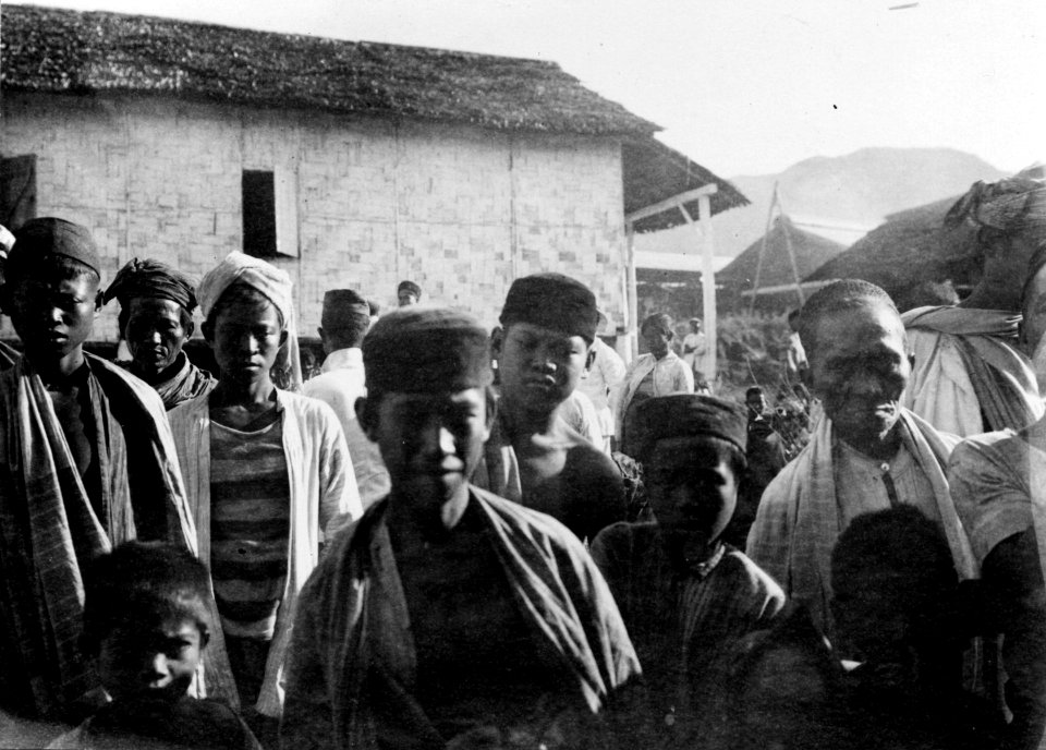 Människor på basaren. Kabupaten Bolaang Mongondow, Sulawesi. Indonesien - SMVK - 010690