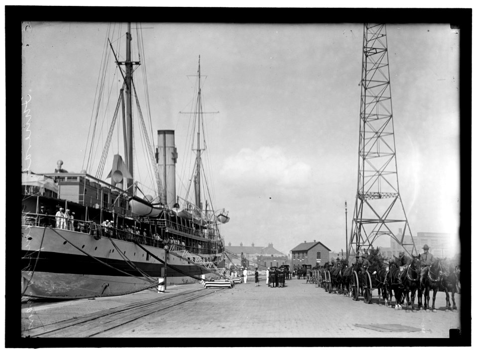 MEMPHIS, U.S.S., CASKETS OF DEAD, BROUGHT HOME BY U.S. HOSPITAL SHIP 'SOLACE' LCCN2016867482