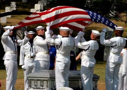 Members of the U.S. Navy Ceremonial Guard render honors (17455714350)