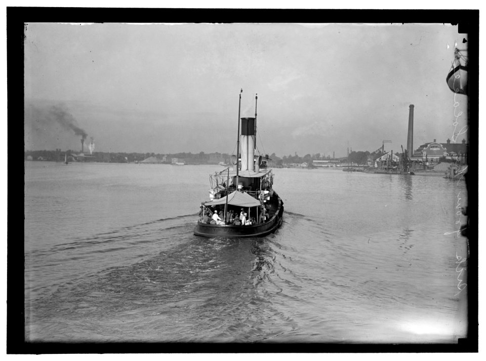 MEMPHIS, U.S.S., SICK, BROUGHT HOME BY U.S. HOSPITAL SHIP 'SOLACE' LCCN2016867483