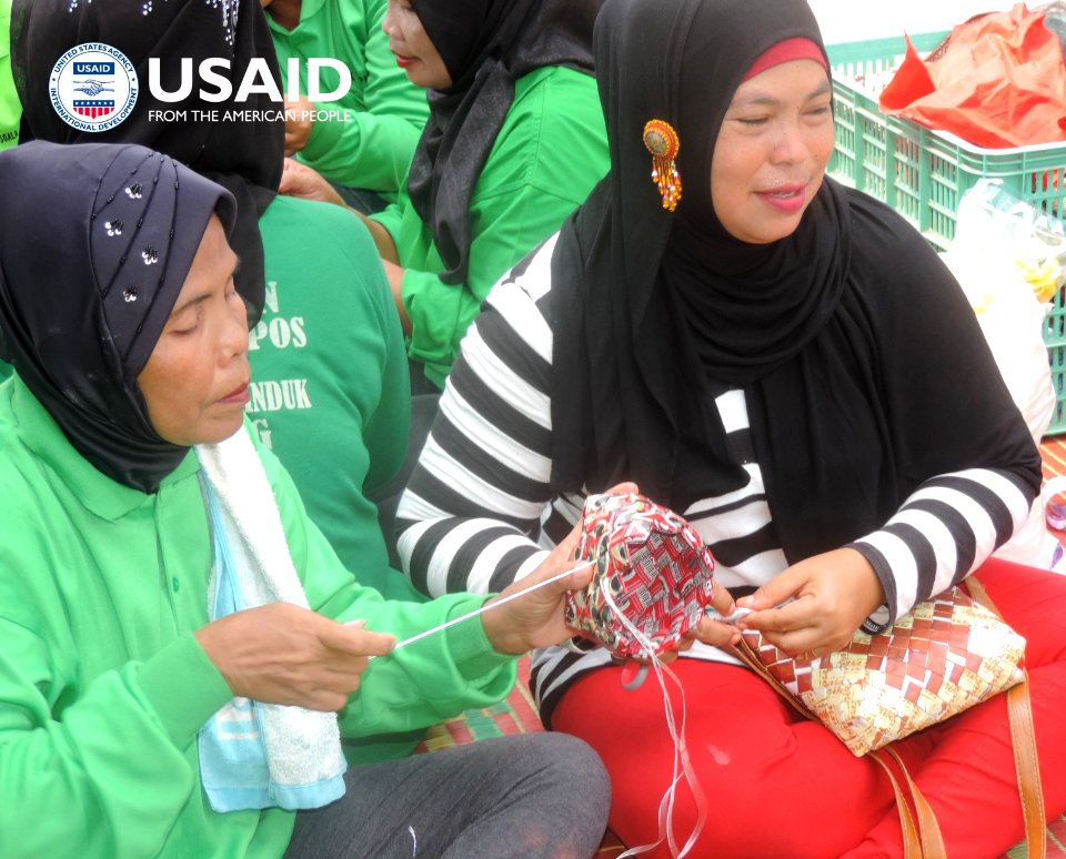 Membuat kerajinan tangan dari sampah daur ulang (35541969476)