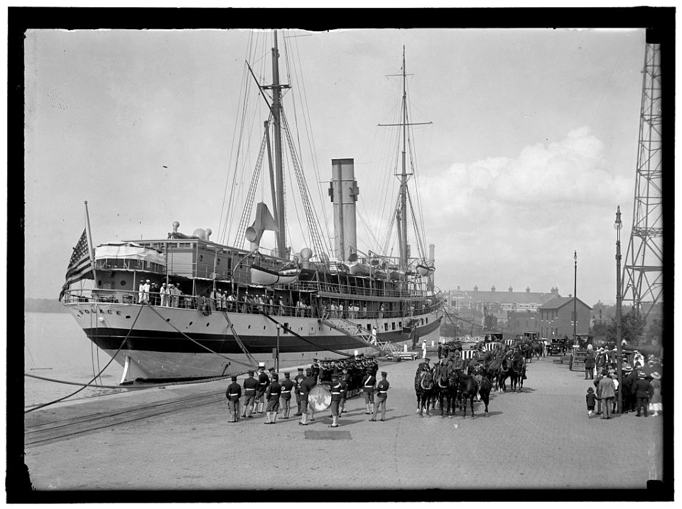 Memphis, U.S.S., caskets of dead, brought home by U.S. Hospital Ship S̀olace' LOC hec.05145