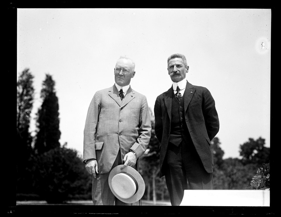 Men at Tomb of the Unknown Soldier, Arlington National Cemetery, Arlington, Virginia LCCN2016891499