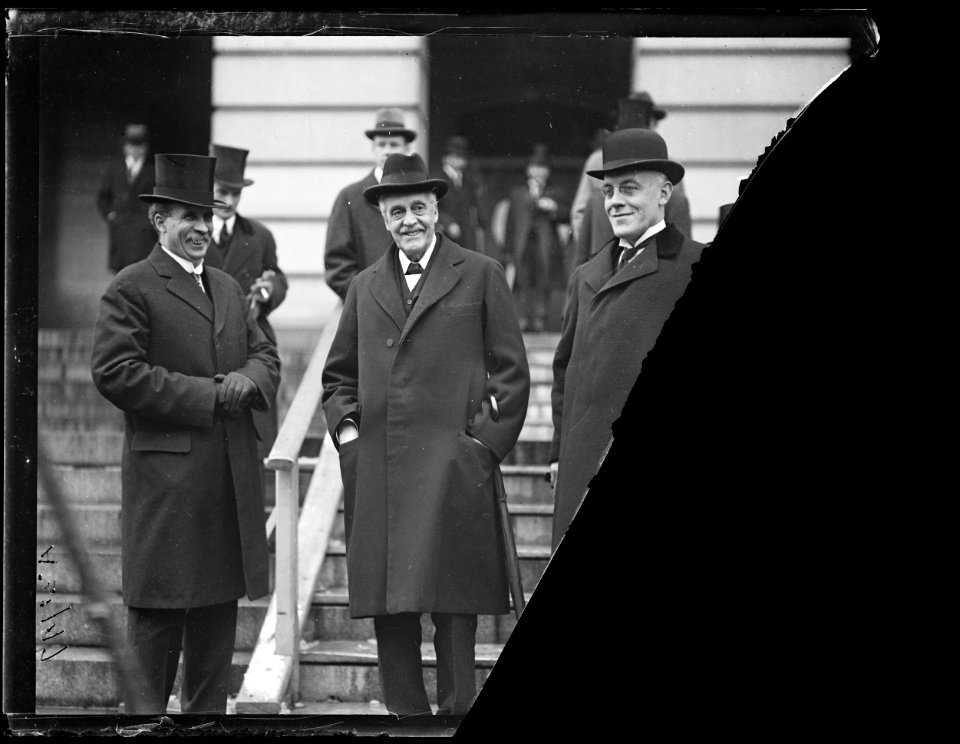 Men at U.S. Capitol; Sir Auckland Geddes, right. Washington, D.C. LCCN2016891017