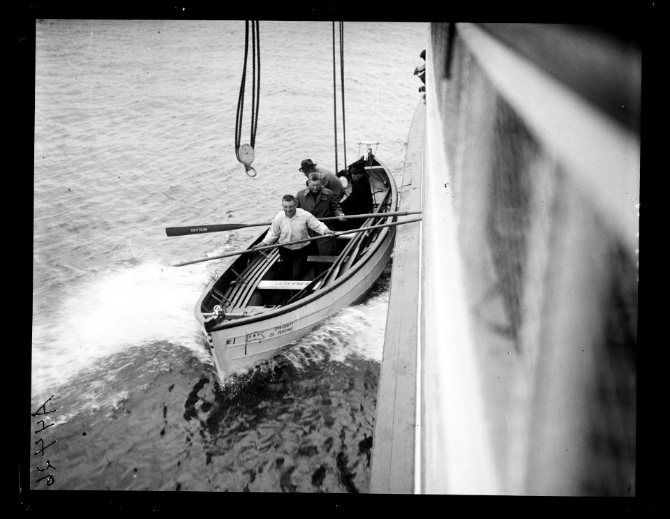 Men in life boat LCCN2016891412