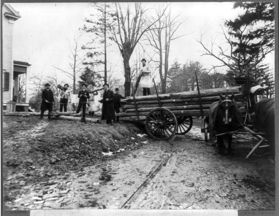 Men loading logs on a horse-drawn wagon, from the original Abraham Lincoln log cabin, at College Point, N.Y., on Feb. 21, 1906, to be re-erected on the Lincoln Farm at Hodgenville, Kentucky, LCCN2006678042