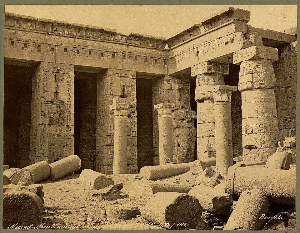 Médinet-Abou. 2me cour galerie de Touthmés 1er Côté gauche (Égypte) - Bonfils. LCCN2004667870