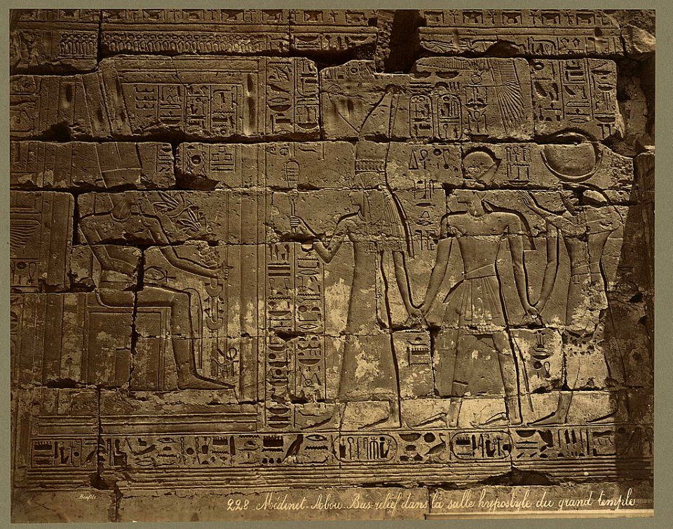 Médinet-Abou. Bas-relief dans la salle hypostyle du grand temple - Bonfils. LCCN2004667876