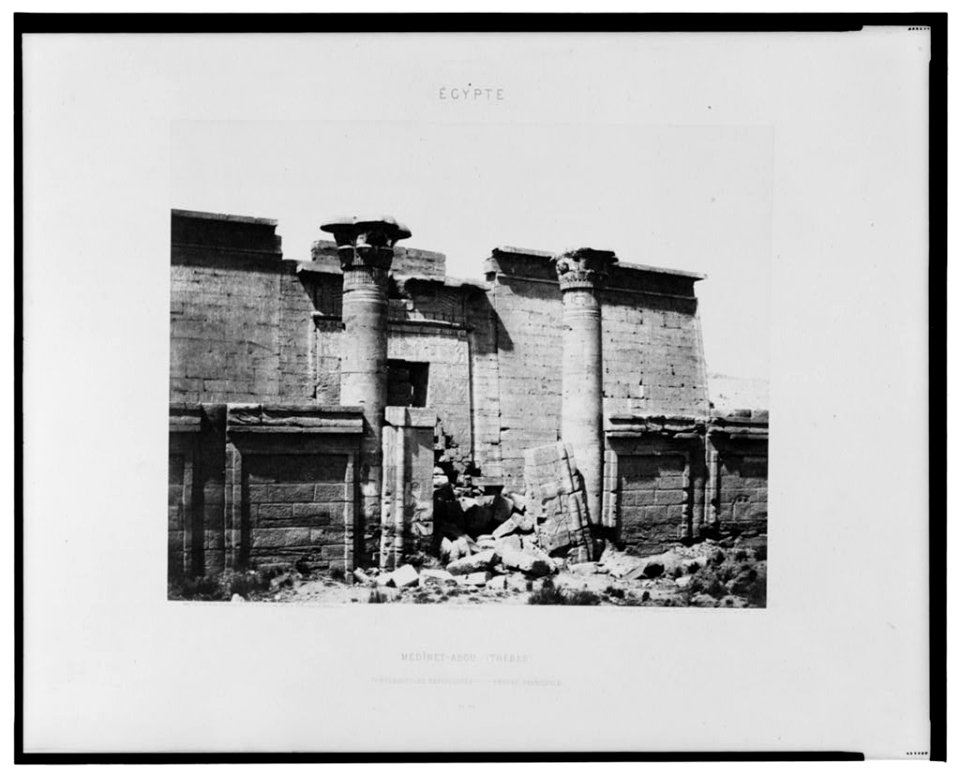 Médînet-Abou (Thèbes) - constructions antérieures - entrée principale - Félix Teynard. LCCN2001695279