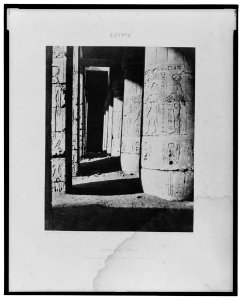 Médînet-Abou (Thèbes) - constructions postérieures - deuxième cour - galerie sud-est (sic) - Félix Teynard. LCCN2001695282