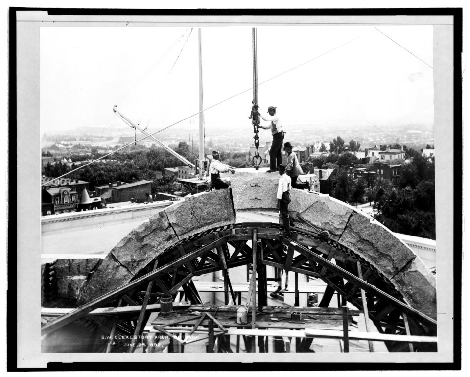Men putting in place the keystone of the S.W. clerestory arch of the rotunda of the Library of Congress LCCN2006683606
