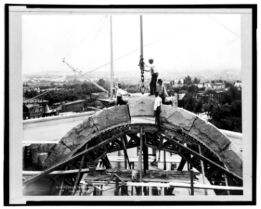 Men putting in place the keystone of the S.W. clerestory arch of the rotunda of the Library of Congress LCCN2006683606