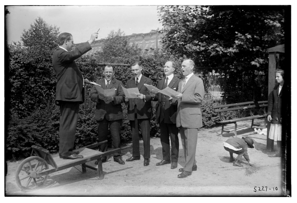 Men singing LCCN2014710847