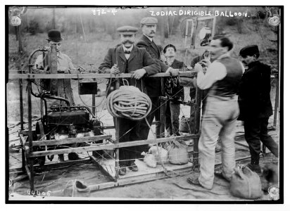 Men engage at apparatus of Zodiac dirigible balloon LCCN2014684176