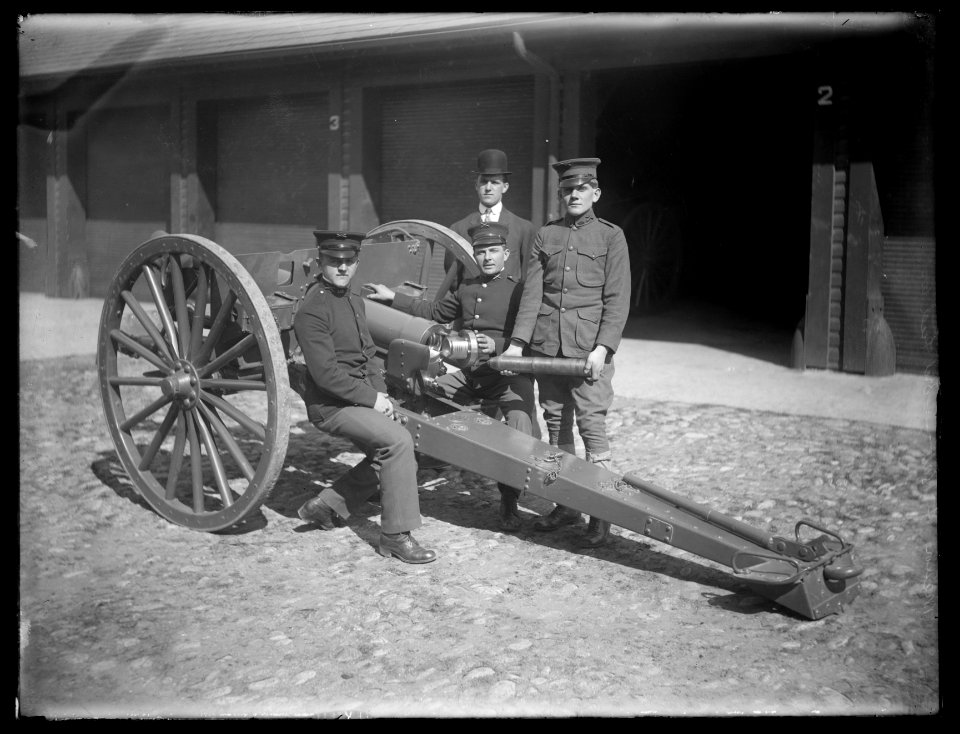 Men with artillery LCCN2016824477