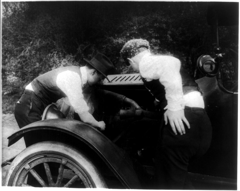 Men looking under hood of auto LCCN2001706131