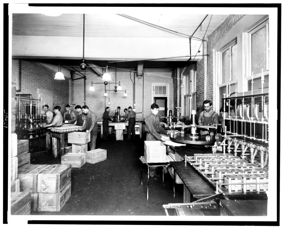Men working in Pompeian Olive Oil Company LCCN93502720