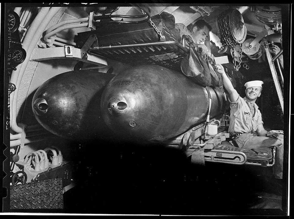 Men relax aboard USS Cero (SS-225). New London, Conn - NARA - 520759