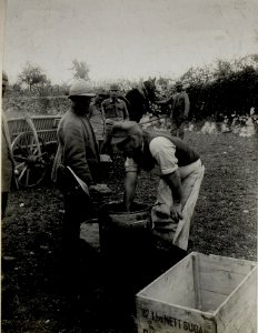 Menageverteilung an ital.Kriegsgefangene (BildID 15547557)