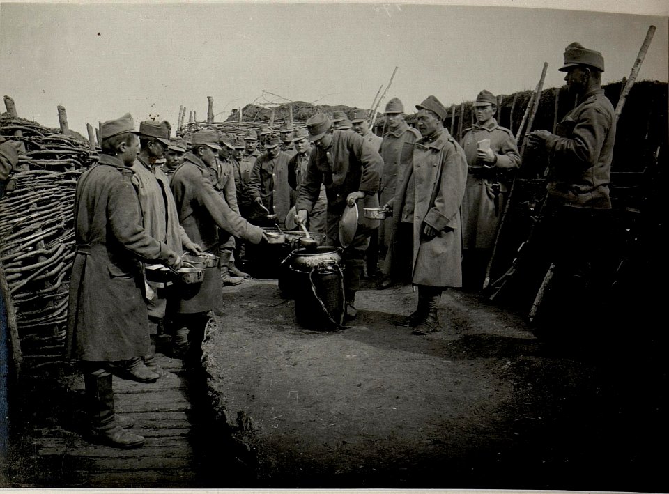 Menageverteilung im Schützengraben. Aufgenommen beim Infanterie Regimente Nro. 52 am 2. April 1916. (BildID 15536576)