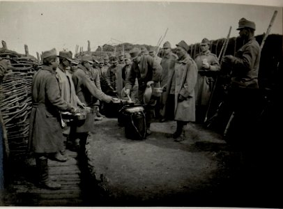 Menageverteilung im Schützengraben. Aufgenommen beim Infanterie Regimente Nro. 52 am 2. April 1916. (BildID 15536576)