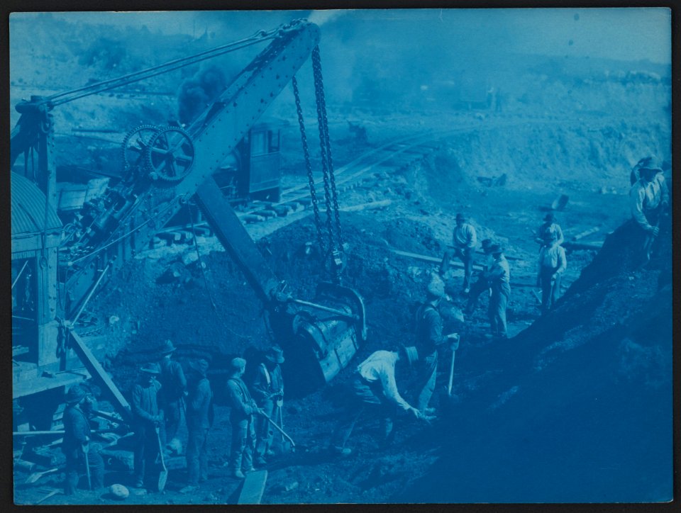 Men working near a steam shovel in Duluth, Minnesota LCCN2015647068