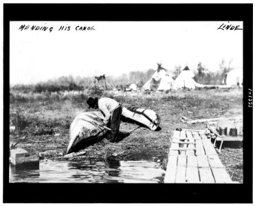 Mending his canoe - Linde. LCCN90710758